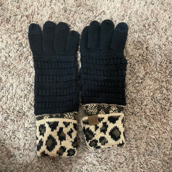CC Beanie Gloves Black Leopard Print Cuff Patch Accent Women's Knit - Picture 2 of 7